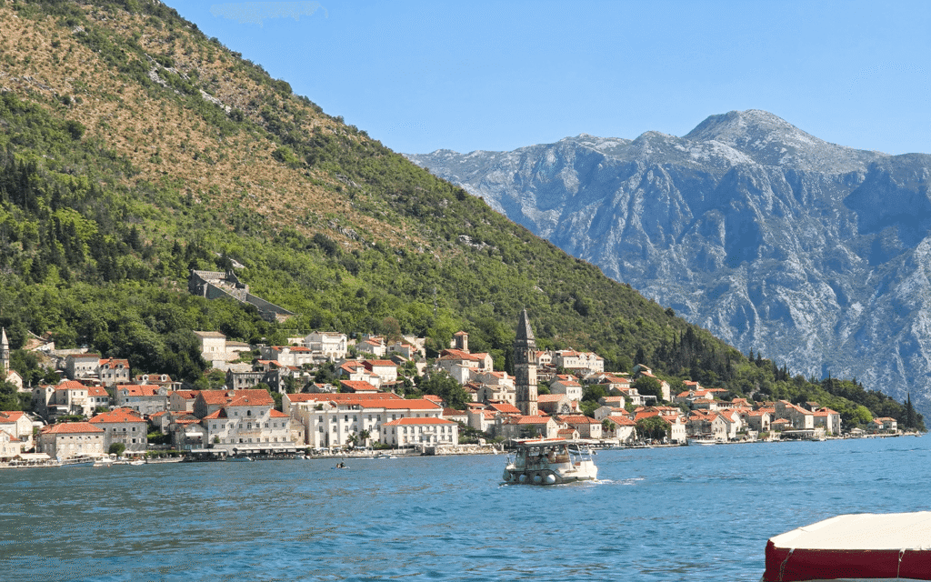 Perast'ın Our Lady of the Rock adasından görünümü
