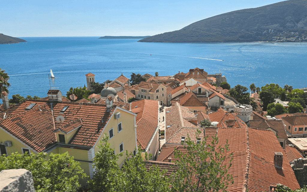 Aşağıda Old Town, ileride Kotor Körfezi'ni Adriyatik'e bağlayan boğaz.