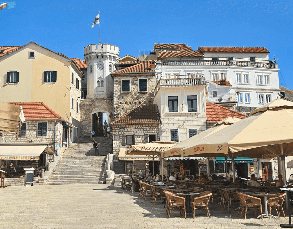 Herceg Novi'de Old Town'ın girişi ve saat kulesi