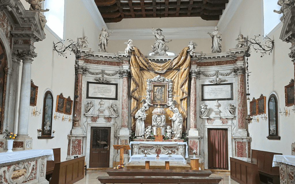 Saint Clare’s Church'ün içi