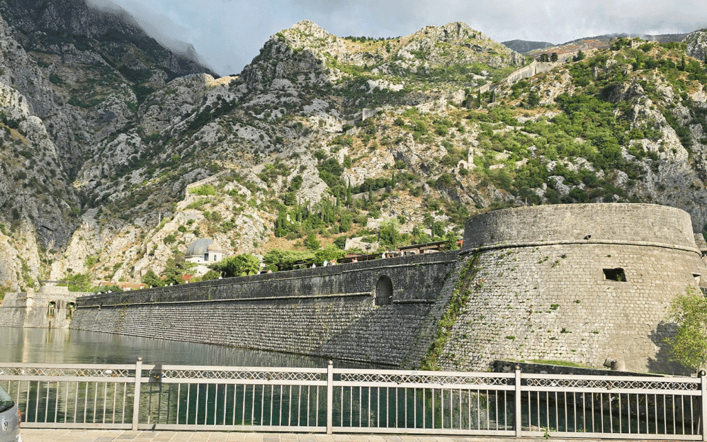 Kotor Kalesi'nin surları