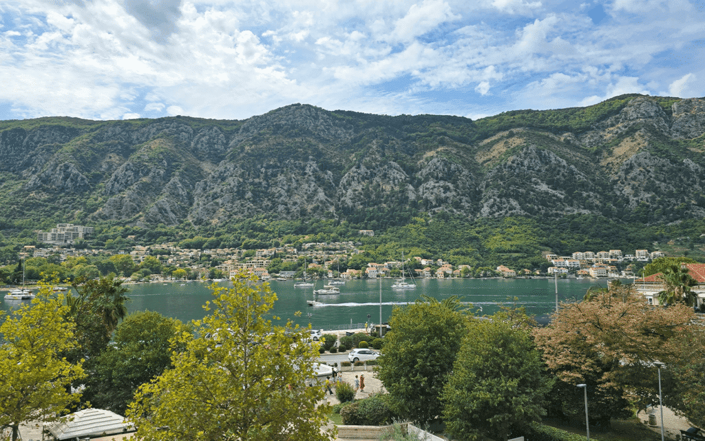 Kotor surlarından körfezin manzarası