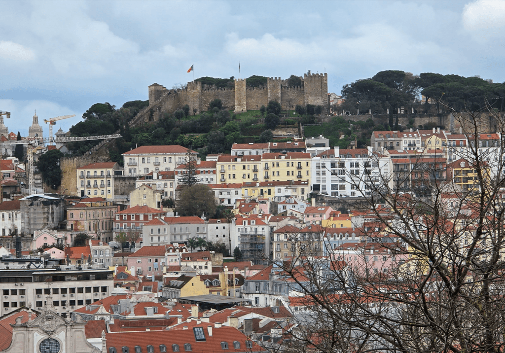 Saint George Kalesi'nin Bairro Alto semtinden görünüşü